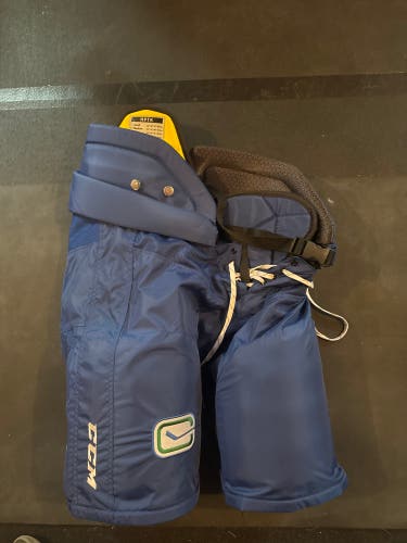 Canucks Senior Medium CCM HPTK Hockey Pants (like new)