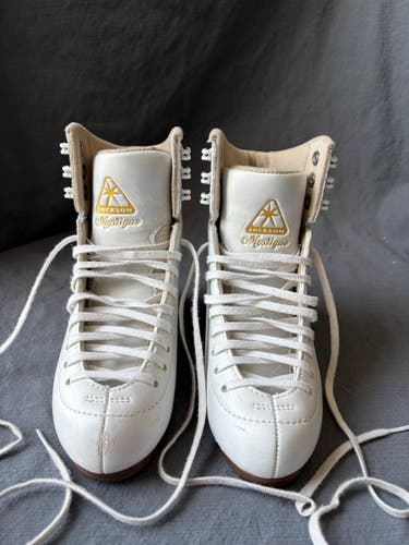 Jackson Figure Skates Mystique JS1491 Junior 1.5 Width C  BOOT ONLY (Used)