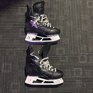 Black 2023 True SVH Hockey Skates Wide Width Pro Stock Size 6 (Used)