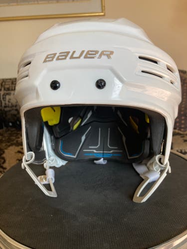 Large Bauer Re-Akt 200 Helmet (Used)