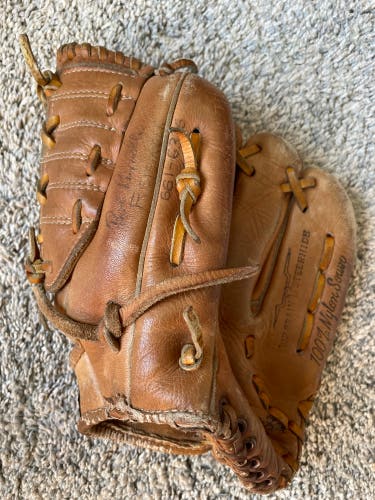 Right Hand Throw T.M.C. 1185 Baseball Glove 9.5" (Used)