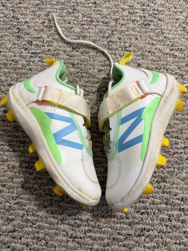 White Kid's 4Y (Big Kids / Youth) Youth New Balance CompV2 Molded Cleats (Used)