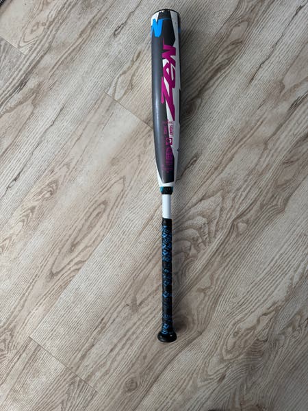 Batte De Baseball DeMarini Zen 2025 (-8) USSSA - Modèle Z8Z-25 - Couleur Blanc/bleu/gris - Neuf Sous Blister