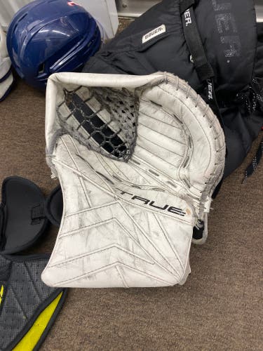 True Catalyst 9x3 Regular GOALIE GLOVE (Used)