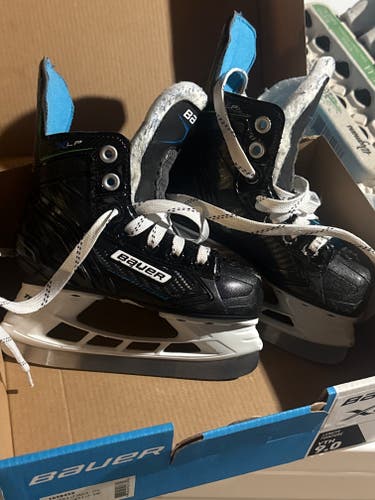 Bauer Hockey Skates Regular Width youth 9 (Used)