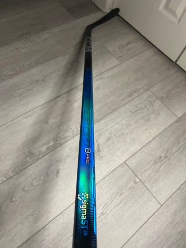 Intermediate CCM JetSpeed FT8 Pro Right Handed Hockey Stick P28 65 Flex (New)