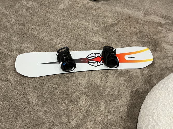 Kid's Burton Skeleton Key Snowboard All Mountain With Bindings Medium Flex True Twin 140 cm (Used)