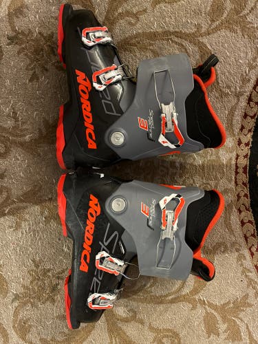 Mondo 25.5 Men's Nordica Speedmachine J 3 Ski Boots (Used)