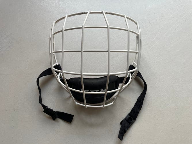 Medium CCM FM580 Full Cage White (Used)