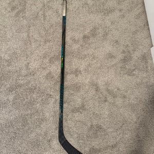 Youth Bauer Twitch Left Hand Hockey Stick P28 40 Flex (Used)