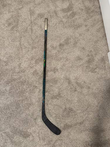 Youth Bauer Twitch Left Hand Hockey Stick P28 40 Flex (Used)