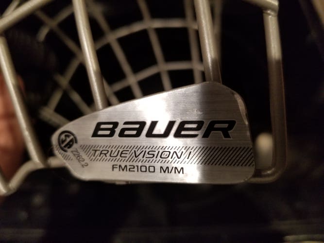 Medium Bauer FM2100 cage (like new)