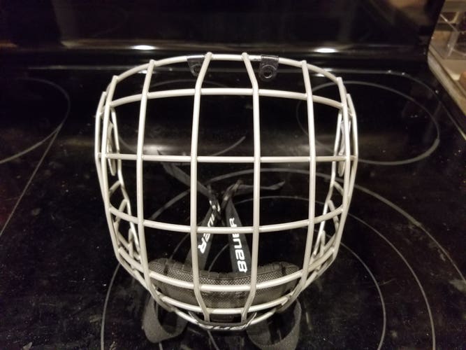 Medium Bauer FM2100 cage (like new)