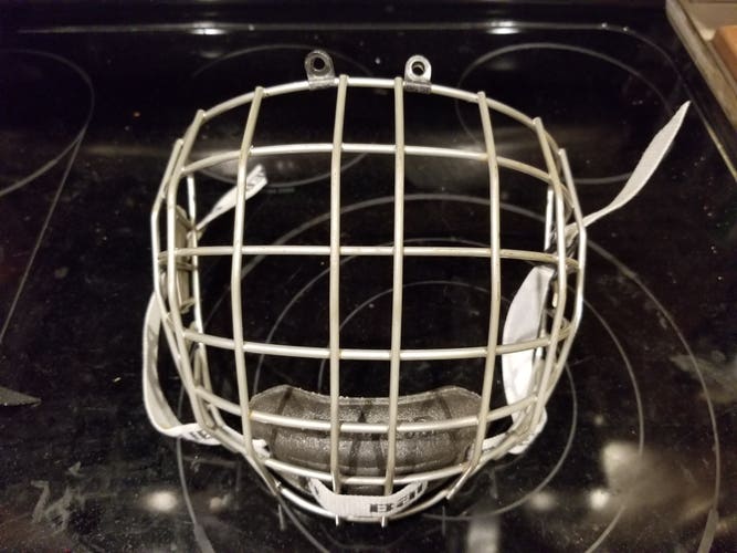 Medium Bauer FM4000 hockey cage true vision (Used)