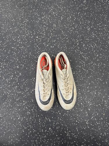 Used Nike Soccer Cleats Grey Junior 04.5 11849-S000036422