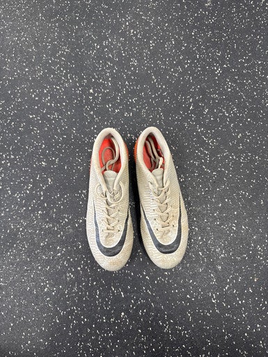 Used Nike Soccer Cleats Grey Junior 04.5 11849-S000036422