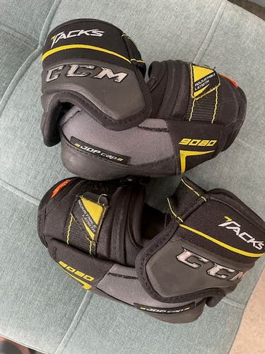 Junior Small CCM Tacks 9080 Elbow Pads (Used)