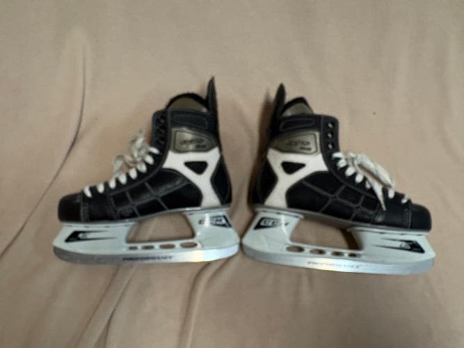 CCM 92 Hockey Skates 11 (Used)