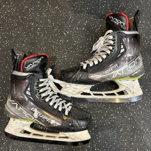 Bauer Vapor Hyperlite Hockey Skates Regular Width Size 5 (Used)