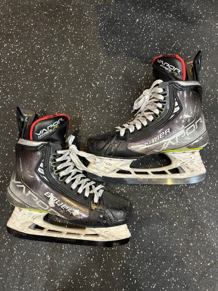 Bauer Vapor Hyperlite Hockey Skates Regular Width Size 5 (Used)