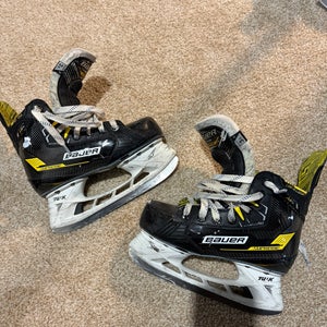 Black 2022 Bauer Supreme M4 Hockey Skates Size 3.5 (Used)