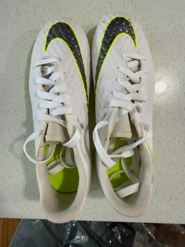 White Kid's 5Y (Big Kids / Youth) Nike Low Top Molded Cleats