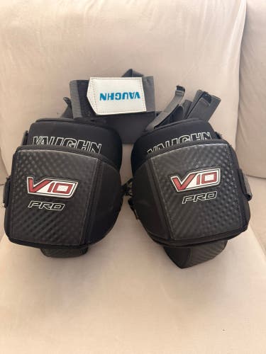 Senior Vaughn V10 Pro knee Pads (Used)
