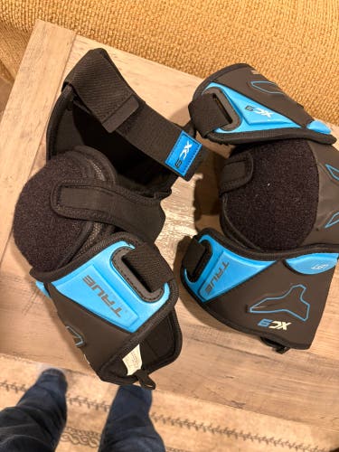 Senior Medium True Xc9 Elbow Pads (New)