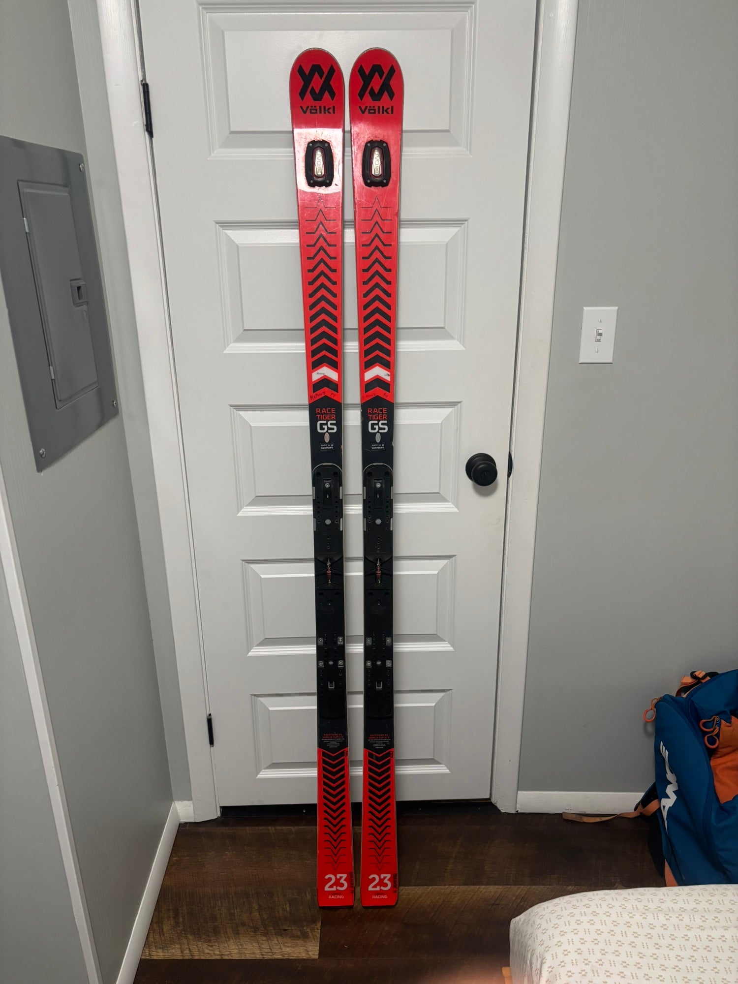 Volkl 2016 Racetiger GS Skis 30m Radius With Bindings