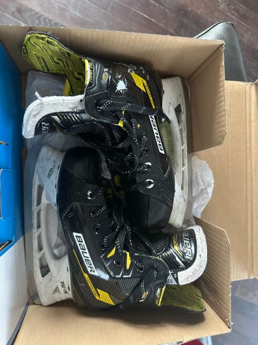 2022 Bauer Supreme M4 Hockey Skates Regular Width Size 2.5 (Used)