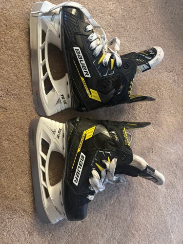 Black/Yellow 2022 Bauer Supreme M4 Hockey Skates Size 1 (Used)