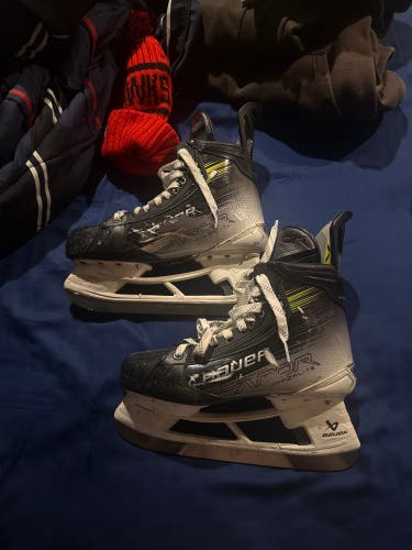 Black/Gray 2023 Bauer Vapor Hyperlite 2 Hockey Skates Narrow Width 9 (Used)