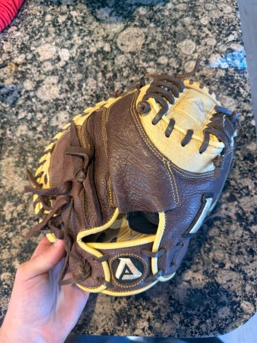 Akadema RH Catcher's Baseball Glove 34" (Used)