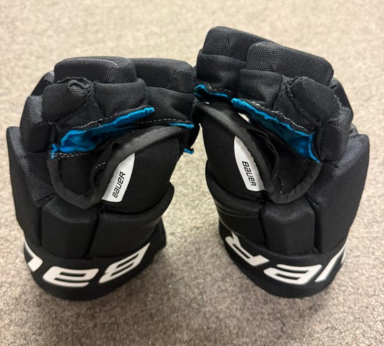 Hockey Player Gloves - BAUER (Plus BAUER Helmet Cage Combo)