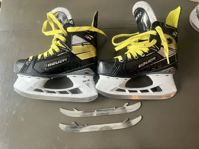 Bauer Supreme 3S Hockey Skates Regular Width Size 2.5 with spare blades (Used)