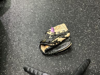 Used Louisville Slugger LS902P BB/SB Glove RH Throw Black 9" 10743-S000473469