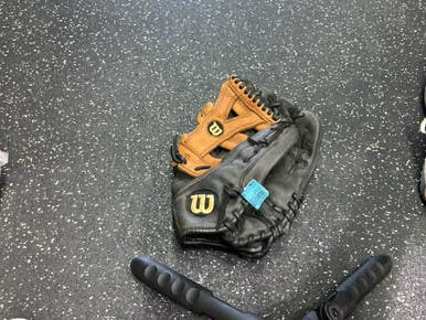 Used Wilson A1000 BB/SB Glove RH Throw Black 11 1/2" 10743-C000478021