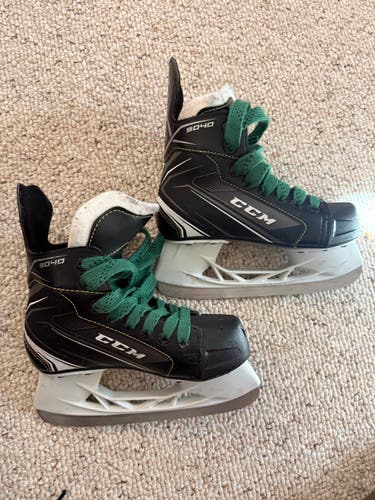 CCM 9040 Hockey Skates Regular Width Size 1 (Used)