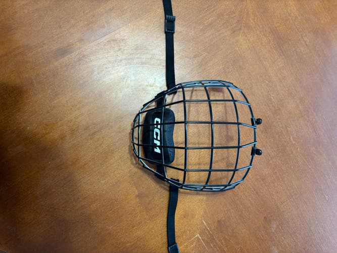 Large CCM FM580 Full Cage (Used) Oreo colour (white on inside black on outside)