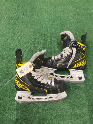 Junior CCM Super Tacks 9380 Hockey Skates Regular Width Size 3.5 (Used)