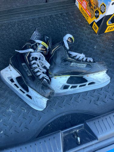 2018 Bauer Supreme 2S Hockey Skates Regular Width 8.5 (Used)