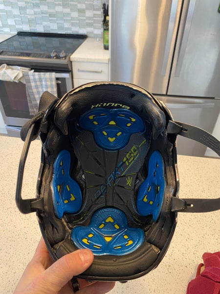 Medium Bauer Re-Akt 150 Helmet (Used)