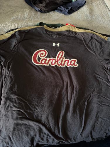 Gamecocks Large Men's Under Armour Shirt (Used)
