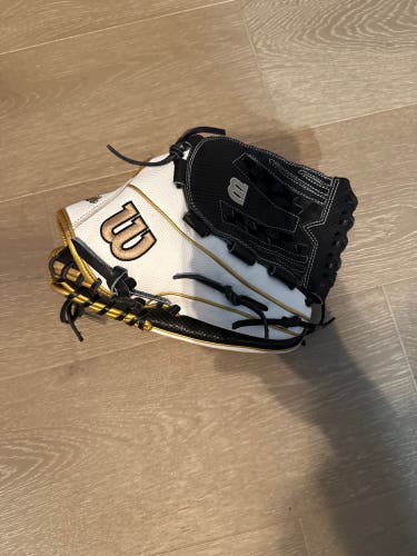 2024 Wilson A2000 RH Pitcher's/Outfield Softball Glove 12.5" (New)