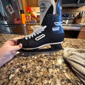 Bauer Hockey Skates Regular Width 9.5 (Used)