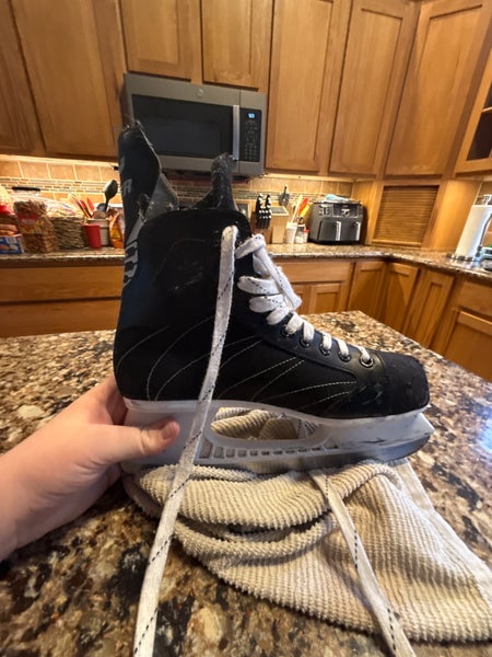 Black Bauer Hockey Skates Regular Width 8.5 (Used)