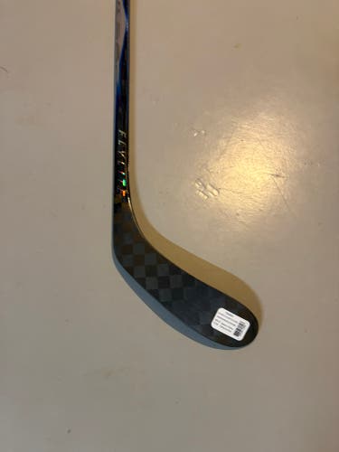 Intermediate Bauer Vapor Flylite Right Handed Hockey Stick P28 65 Flex (New)