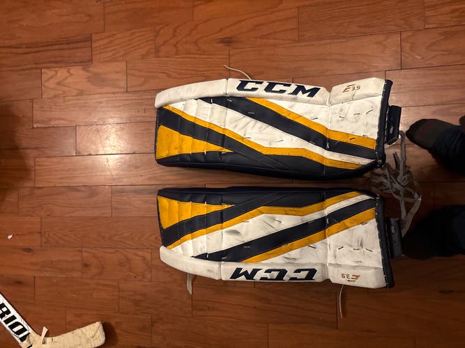 34" 2019 CCM Extreme Flex E3.9 Goalie Leg Pads (Used)