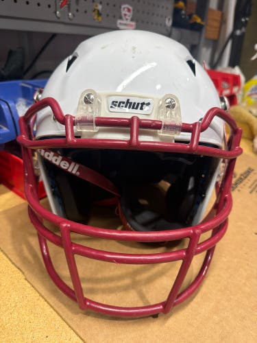 USED SCHUTT VENGEANCE Z-10 ADULT FOOTBALL HELMET - MEDIUM - WHITE - REJECT