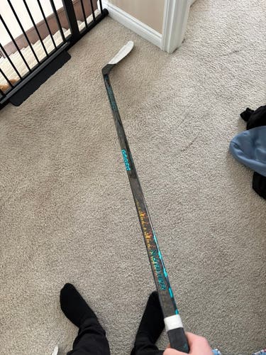 Senior Bauer Twitch Right Handed Hockey Stick P28 65 Flex (Used)
